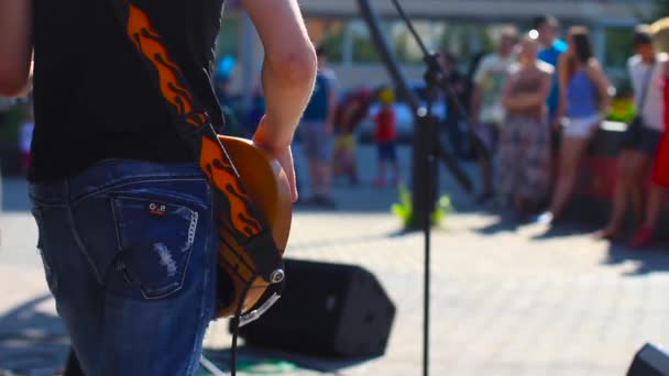 Rusia, Novokuznetsk - 27 de junio de 2017: Las calles de los músicos — Vídeo de stock