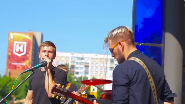 Rusia, Novokuznetsk - 27 de junio de 2017: Las calles de los músicos — Vídeo de stock