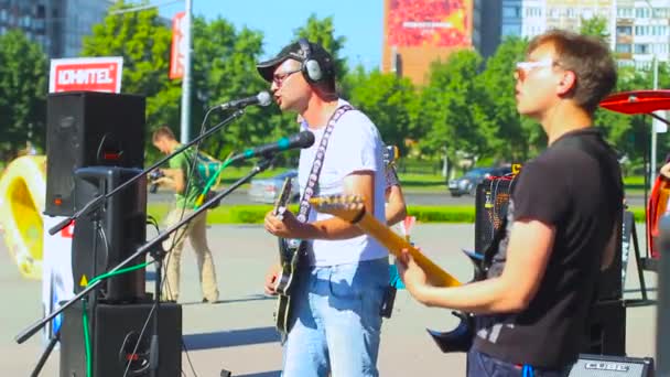 Rússia, Novokuznetsk - 27 de junho de 2017: ruas de músicos — Vídeo de Stock