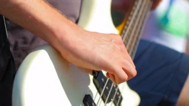 Müzisyen grupta bas gitar çalan