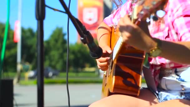 Meisje gitaar spelen op straat — Stockvideo