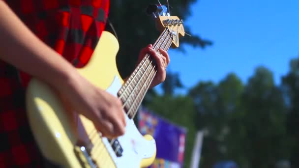 Meisje basgitaar spelen — Stockvideo