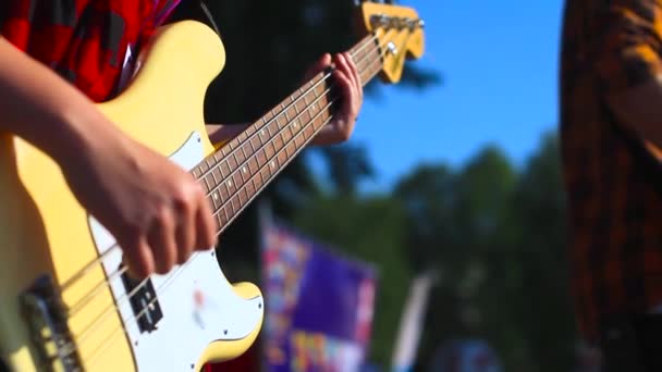 Russland, novokuznetsk - 27. Juni 2017: Mädchen spielt Bassgitarre — Stockvideo