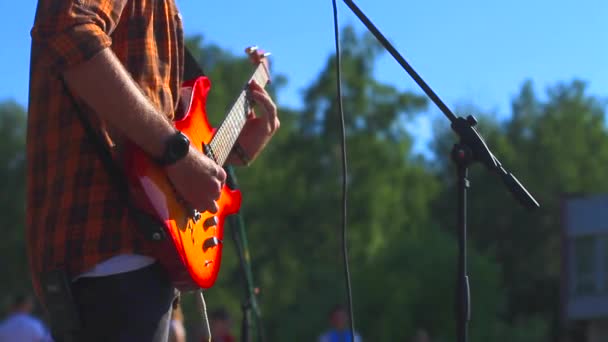 Rusia, Novokuznetsk - 27 de junio de 2017: Las calles de los músicos — Vídeo de stock