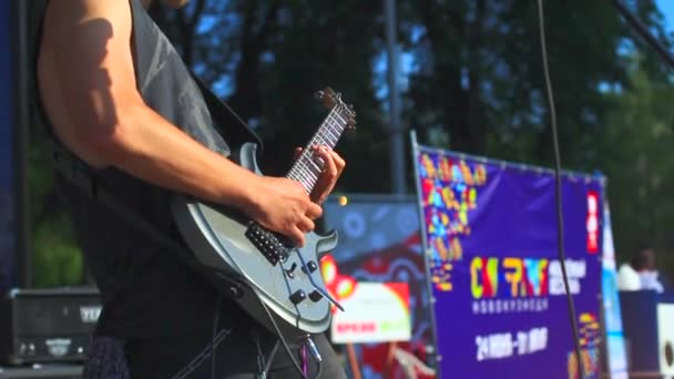 Rusia, Novokuznetsk - 27 de junio de 2017: Las calles de los músicos — Vídeo de stock