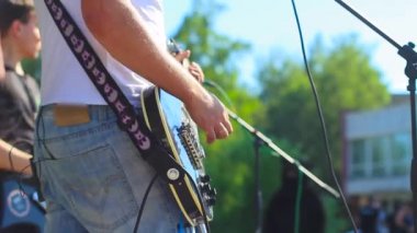 Rusya, Novokuznetsk - 27 Haziran 2017: Müzisyenler sokakları