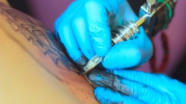 Dövme sanatçısı dövme yapar