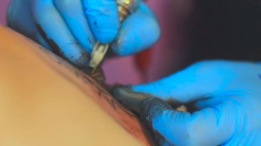 Dövme sanatçısı dövme yapar