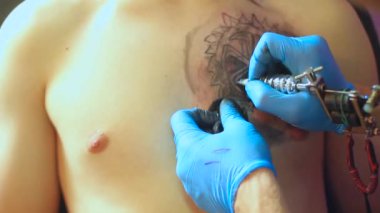 Dövme sanatçısı dövme yapar