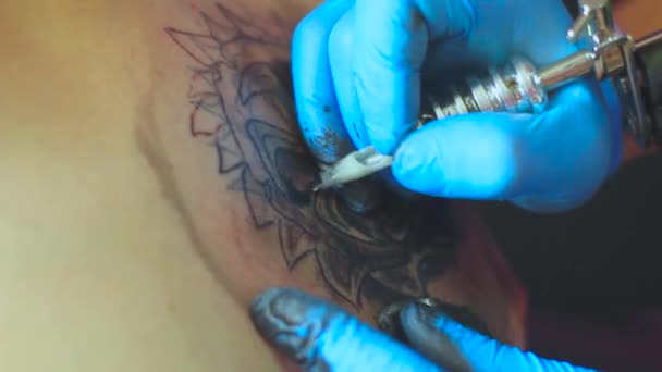 El artista del tatuaje hace el tatuaje — Vídeos de Stock