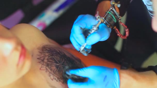 De tatoeëerder doet de tatoeage — Stockvideo