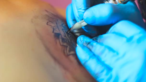 De tatoeëerder doet de tatoeage — Stockvideo