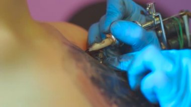 Dövme sanatçısı dövme yapar