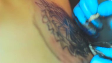 Dövme sanatçısı dövme yapar