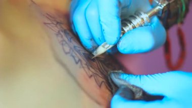 Dövme sanatçısı dövme yapar