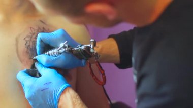 Dövme sanatçısı dövme yapar