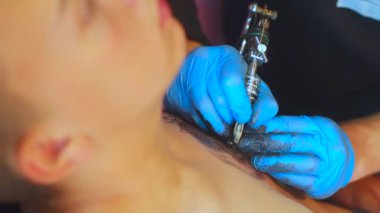 Dövme sanatçısı dövme yapar