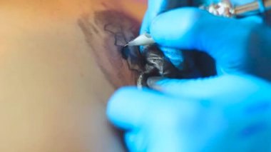 Dövme sanatçısı dövme yapar