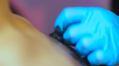 Dövme sanatçısı dövme yapar