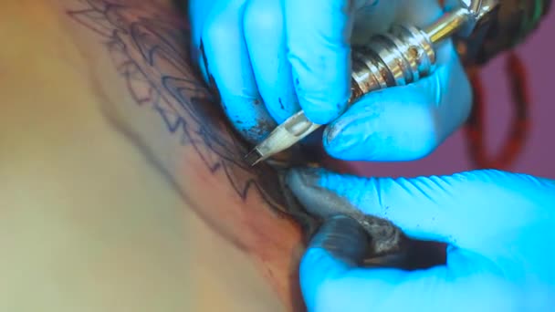 El artista del tatuaje hace el tatuaje — Vídeos de Stock