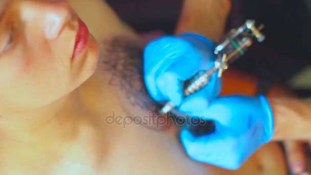 Il tatuatore fa il tatuaggio — Video Stock