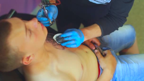 El artista del tatuaje hace el tatuaje — Vídeo de stock