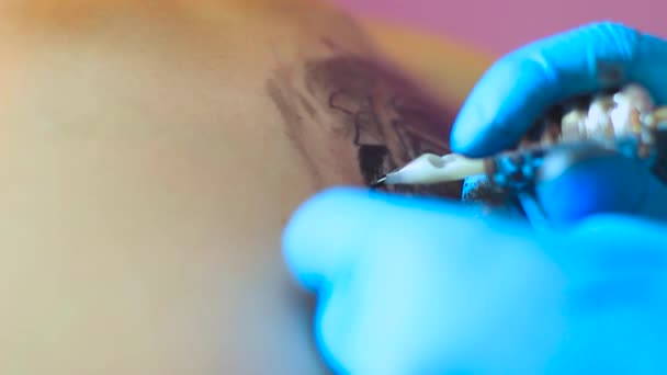 Татуировщик делает татуировку. — стоковое видео