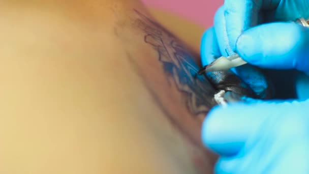 A tetováló művész csinál a tetoválás — Stock videók