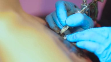 Dövme sanatçısı dövme yapar