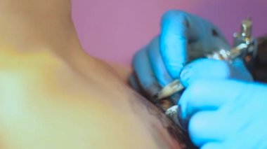 Dövme sanatçısı dövme yapar