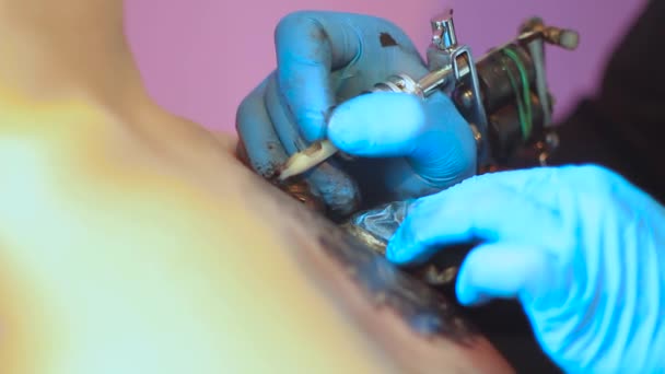 Le tatoueur fait le tatouage — Video