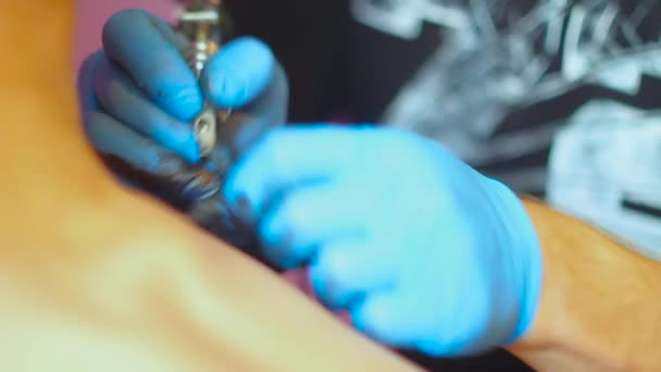 Le tatoueur fait le tatouage — Video