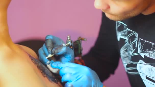 El artista del tatuaje hace el tatuaje — Vídeo de stock