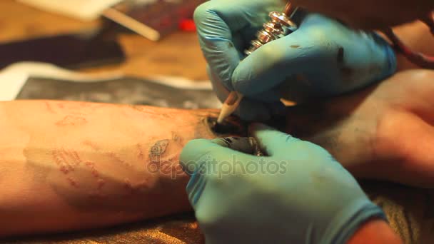 Мастер делает татуировку. — стоковое видео