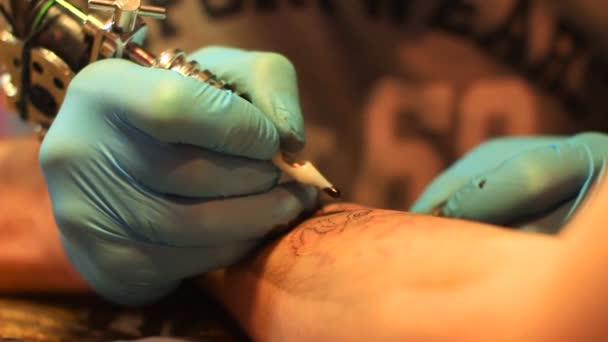 De meester doet de tatoeage — Stockvideo