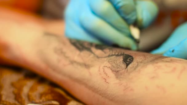 El maestro hace el tatuaje — Vídeo de stock