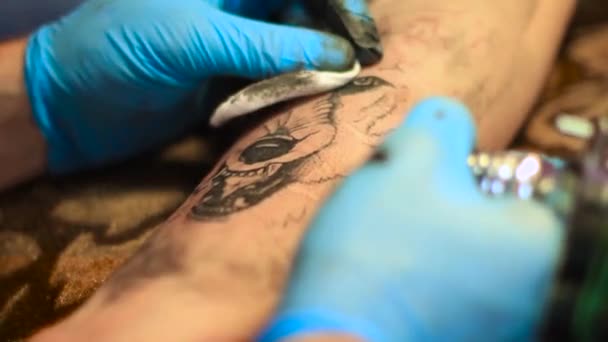 The master does the tattoo — Stock Video