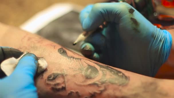 O mestre faz a tatuagem — Vídeo de Stock