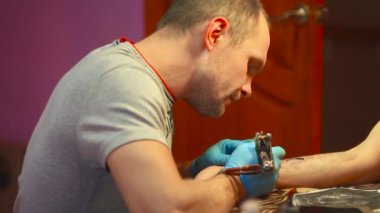 Rusya, Novokuzneck, 6 Temmuz 2017: dövme çizim