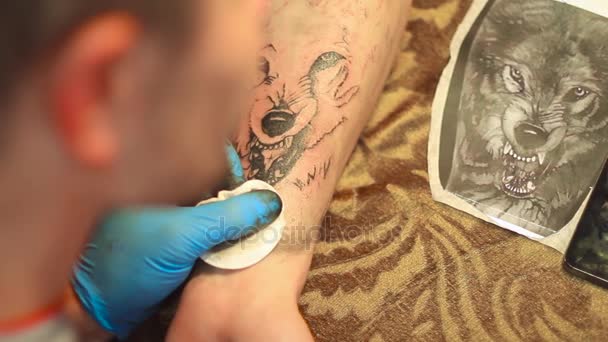 Russia, Novokuzneck, 6 luglio 2017: Disegno di un tatuaggio — Video Stock