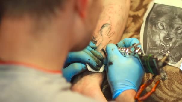 Россия, Новокузнецк, 6 июля 2017 года: Нарисуем татуировку — стоковое видео