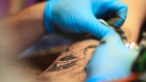 O mestre faz a tatuagem — Vídeo de Stock