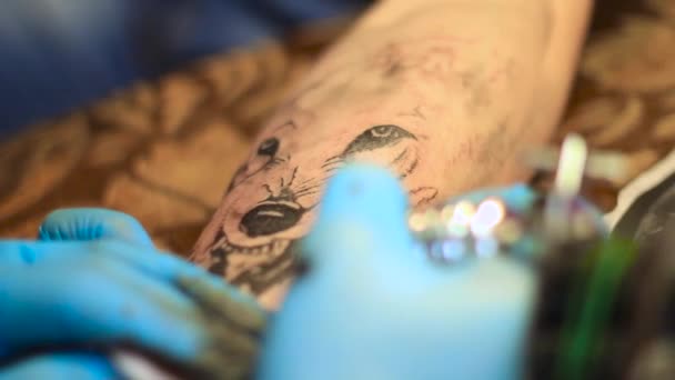 Le maître fait le tatouage — Video