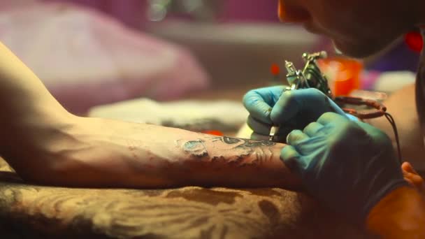 O mestre faz a tatuagem — Vídeo de Stock