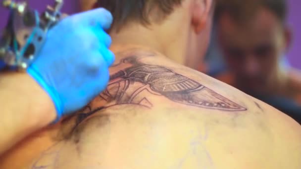 O mestre faz a tatuagem — Vídeo de Stock