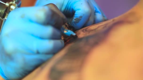 El maestro hace el tatuaje — Vídeo de stock