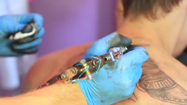 De meester doet de tatoeage — Stockvideo