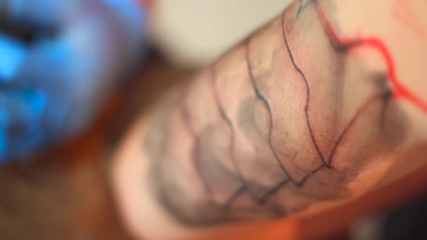 Le maître fait le tatouage — Video