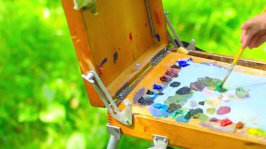 Sanatçı manzara boyalar