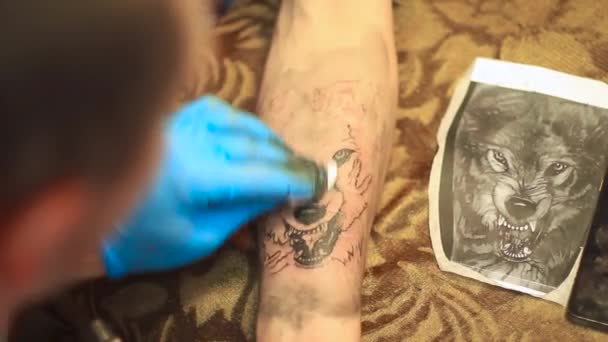 Russie, Novokuzneck, 6 juillet 2017 : Dessin d'un tatouage — Video